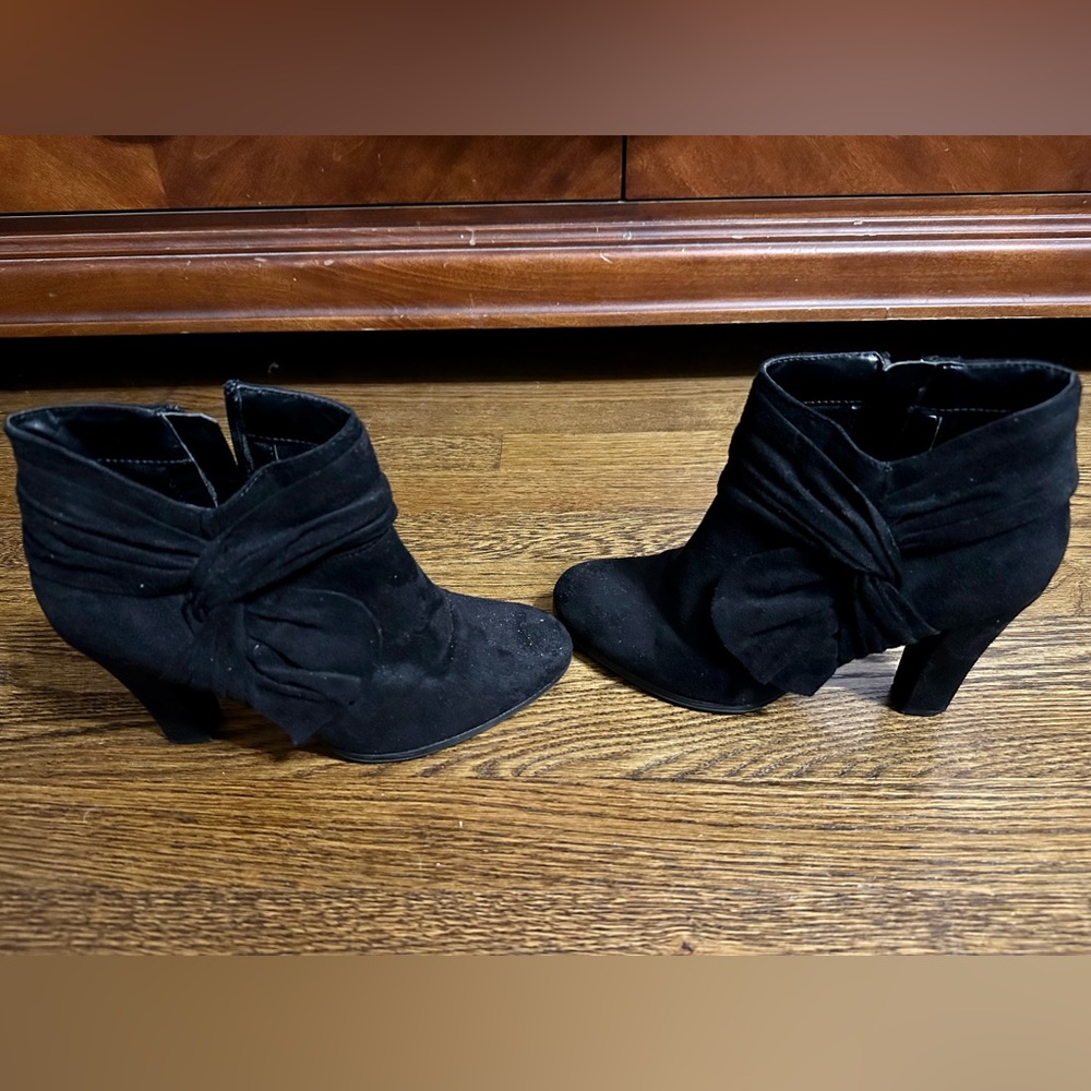 Impo size 8 black booties.